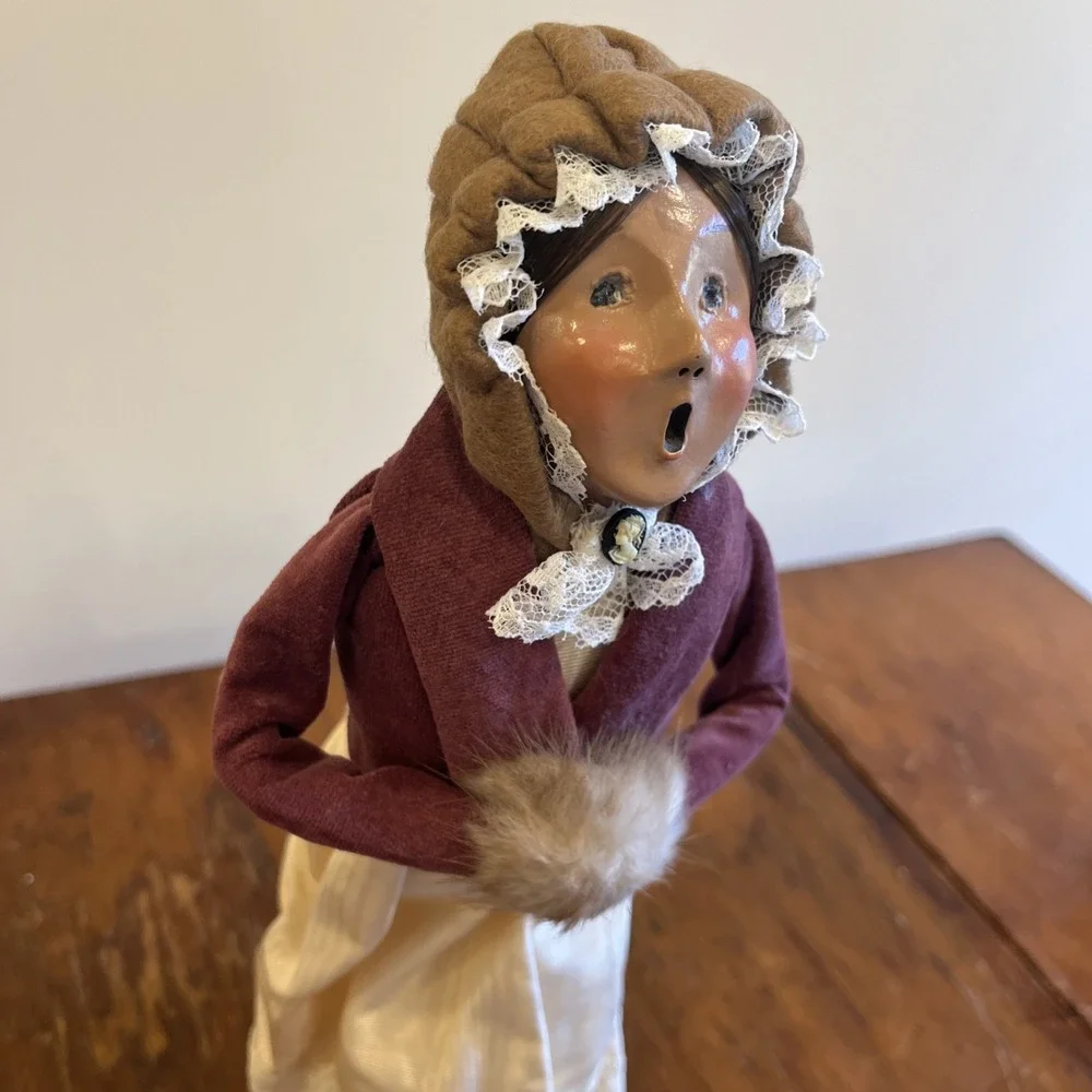 1993 BYERS CHOICE CHRISTMAS CAROLER Woman Brown Hair, Pink Purple Coat, White